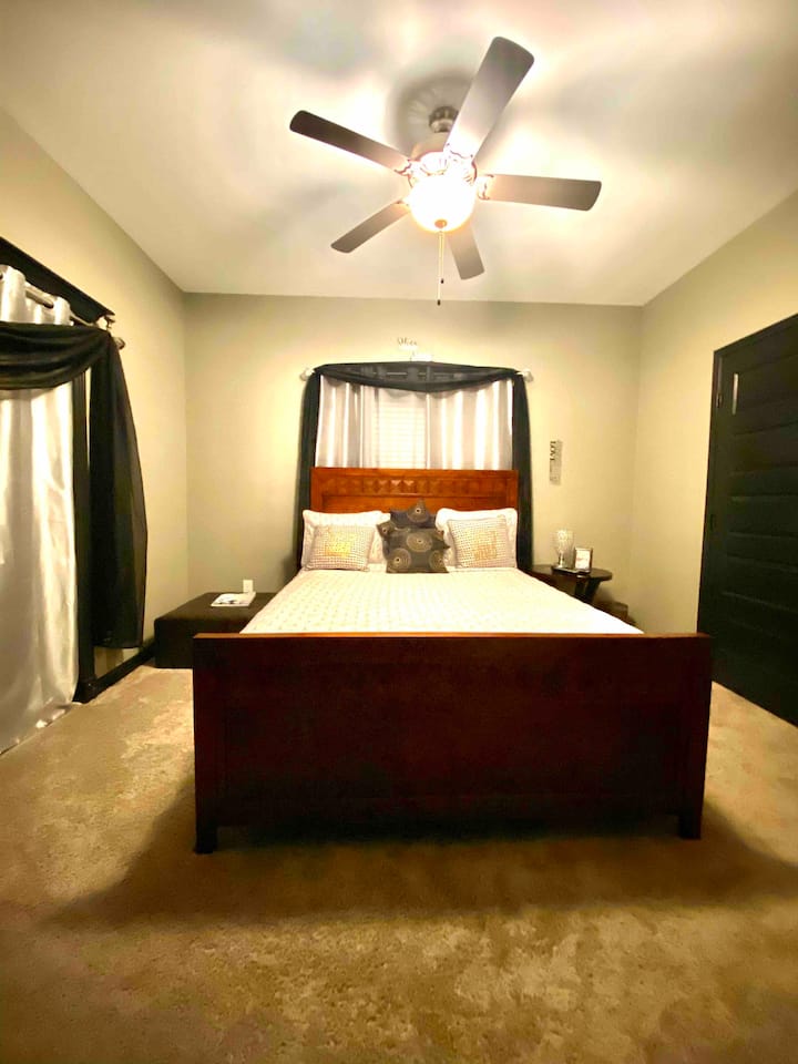 Ეს არის ბოლო საძინებელი, რომელიც გთავაზობთ საწოლსა და უკანა პატიოზე წვდომას. Ამას გარდა, მას აქვს სმარტ-ტელევიზორიც. 