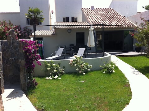 Beachfront house with direct access to the beach