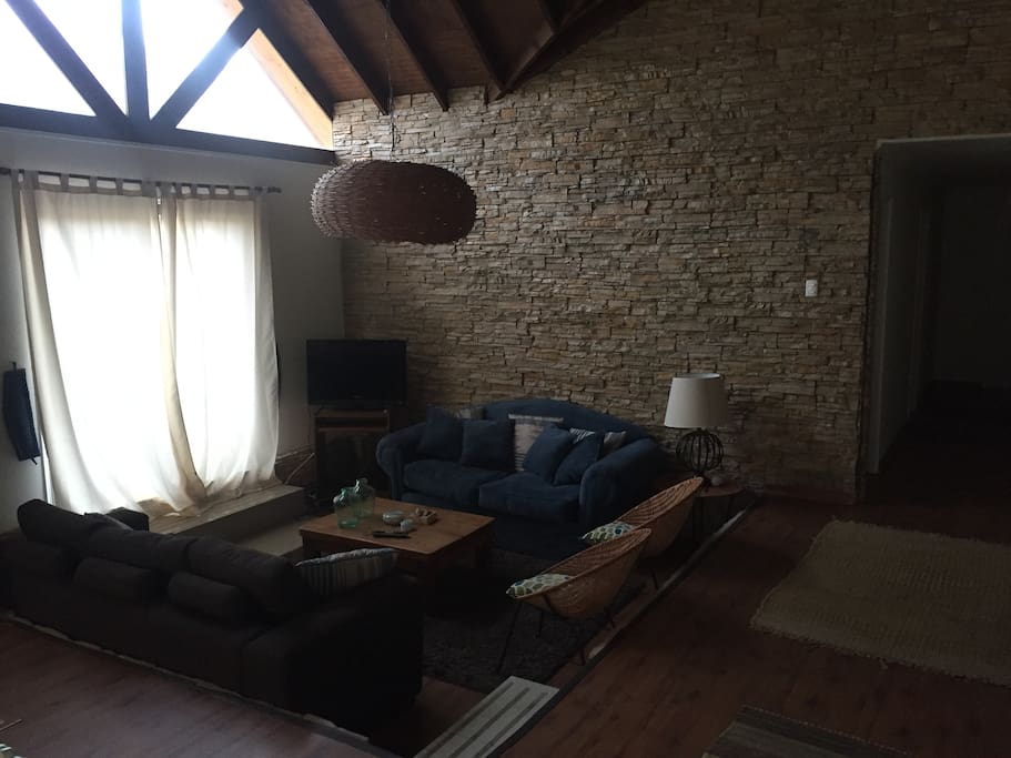 living amplio con dos sofas