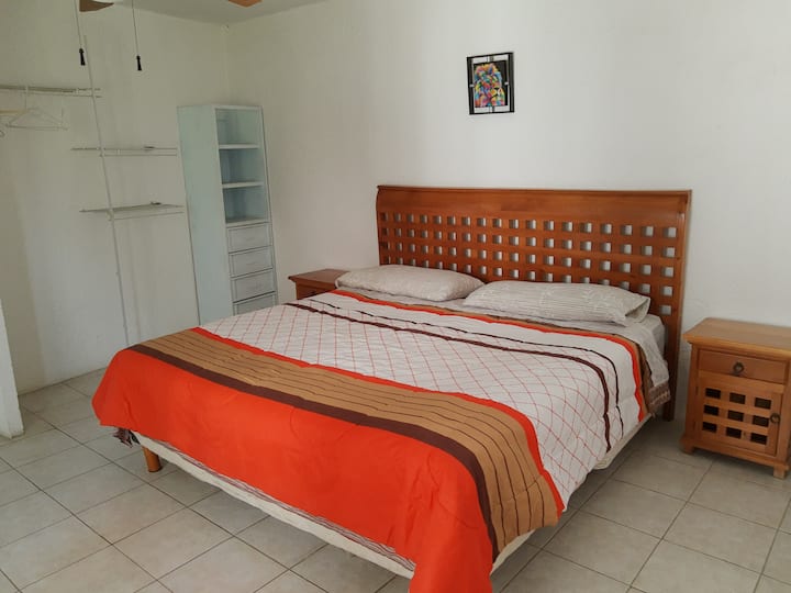 Спална соба бр. 2, брачен кревет (широк 150-179 см) и бања со тоалет