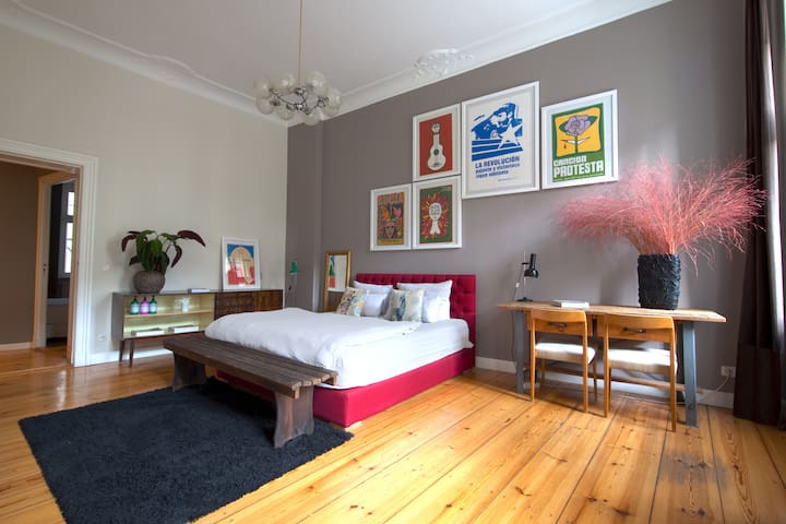 Linnen – Spacious Apartment near Mauerpark gallery image 4