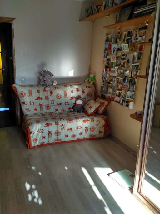 The bed can be transformed in a sofa