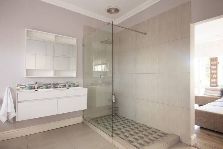 Spacious, Mountain Views, Pool, Firepit, BBQ gallery image 5