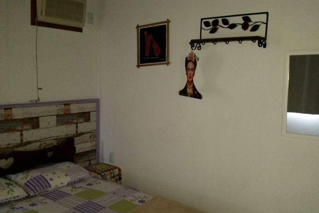 Cama de casal e de solteiro, colchão densidade 40, com Ar Condicionado, frigobar, TV, banheiro, internet Wi-Fi