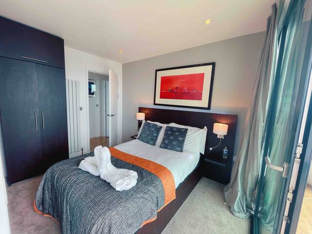 penthouse with skyline views gallery image 3