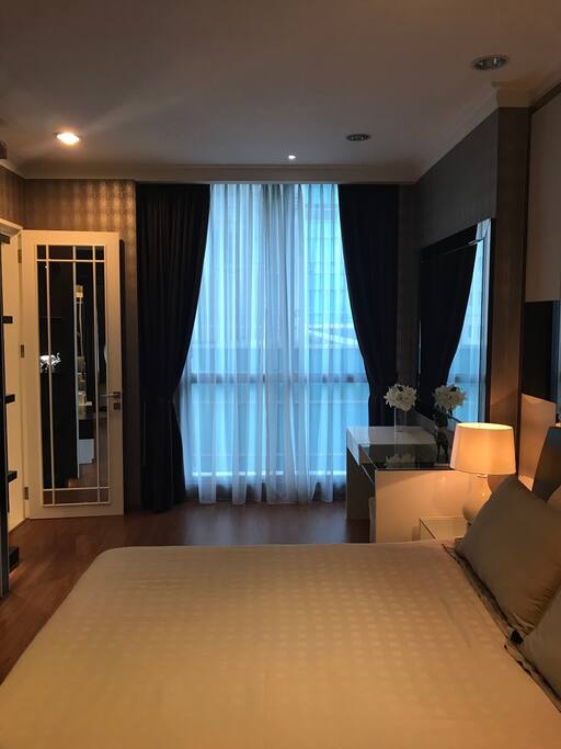 King sized bed, flat screen TV, plenty of closet space. Additional portable mattresses available.