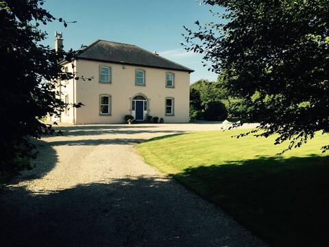 Georgian Style Secluded Home - 30 min from Dublin