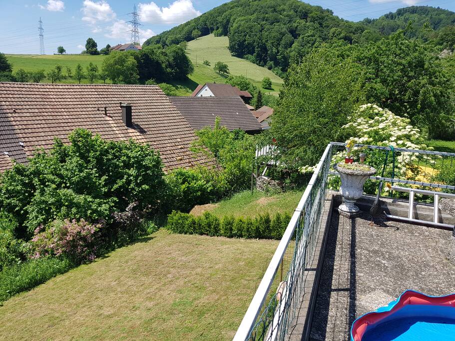 Ausicht über stüsslingen / fotos von zimmer werden nicht veröffentlicht.ist möbiliert und hüpsch eingerichtet mit gelb creme farbigen gestrichenen wänden