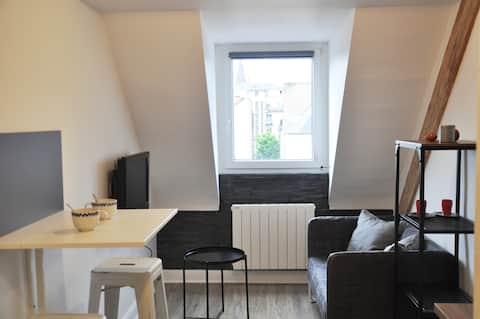 Popular Airbnb listing: Charming studio near the hyper center. in Centre