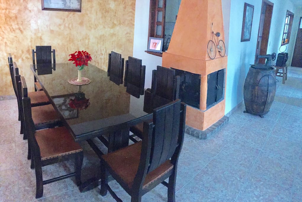 Mesa comedor para 8 personas mas chimenea
Dining room -Seats 8