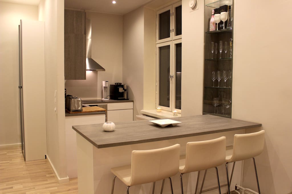 Kitchen with a bar table.