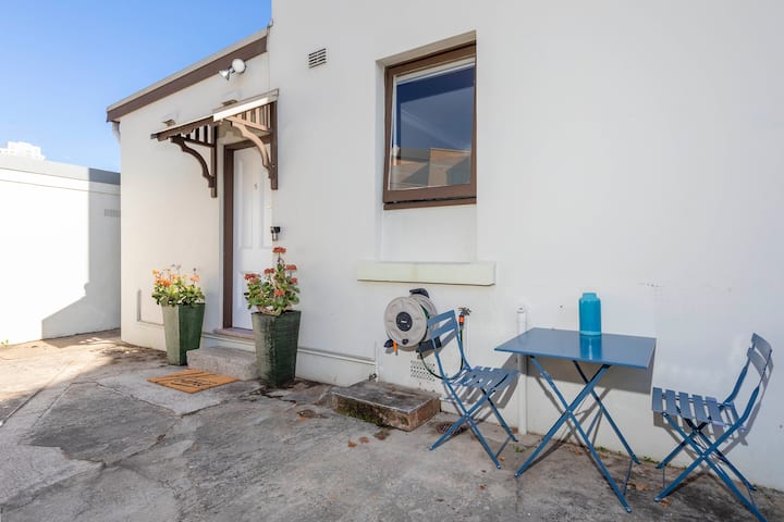 Charming 1 bedroom, park adjacent. city 5 minutes