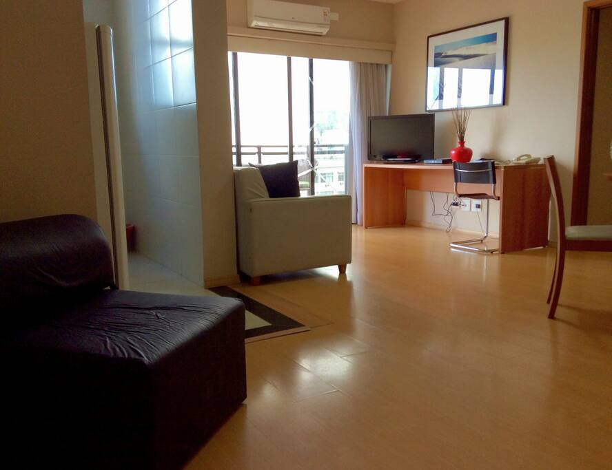 a sala acomoda até 3 pessoas, 2 no sofá cama e 1 na poltrona, que abre como um colchonete