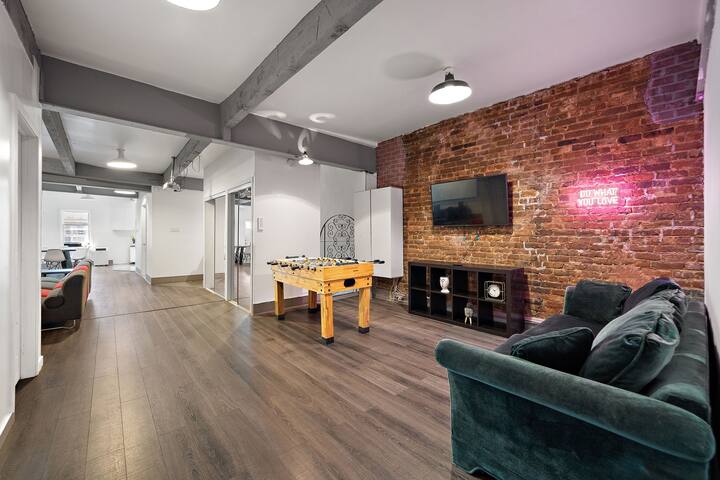 Huge & Stylish w/projector & baby foot – Sleeps 13 gallery image 4