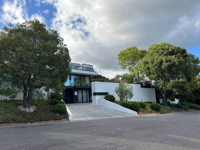 Constantia View MidCentury Suite- 3 bed, 3 bath gallery image 2