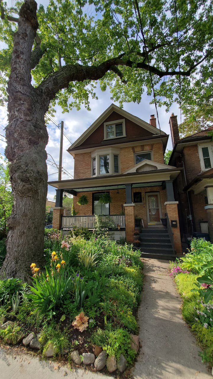 The Heart of Roncesvalles Village Big & Bright! Apartments for Rent