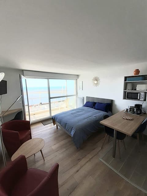 STUDIO AVEC BALCON FACE A LA MER  B2