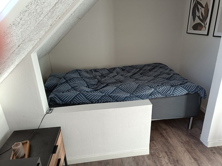 Cama de habitación pequeña 120x200
escritorio
Primer piso