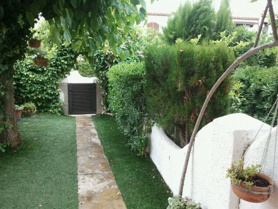 Vista completa del jardín privado