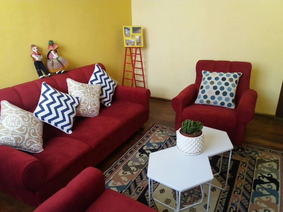 Sala amplia con Tv de 40 pulgadas.