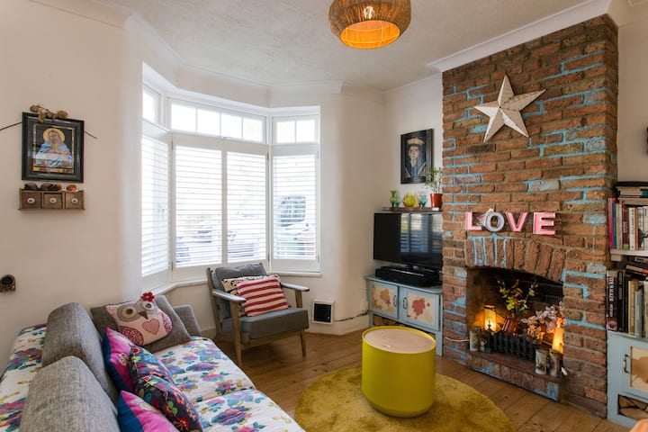 Bright & Arty Ensuite Double In Cosy Home - London