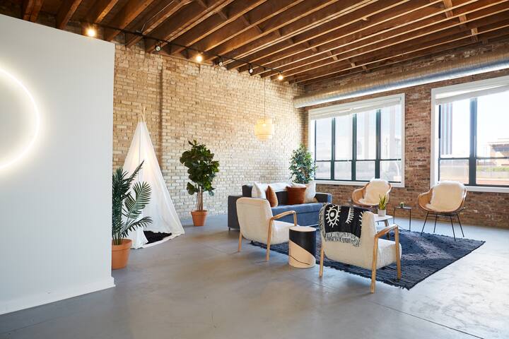 Designer 3BR Penthouse in Heart of Fulton Market gallery image 3