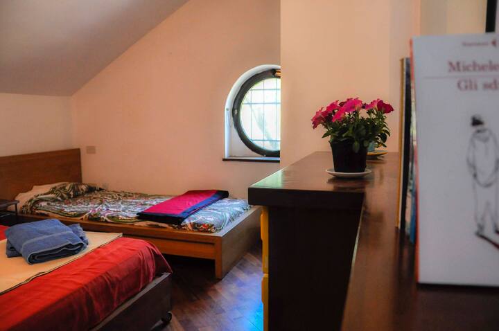 卧室可容纳两人，包括法式床和单人床、壁橱和梳妆台。