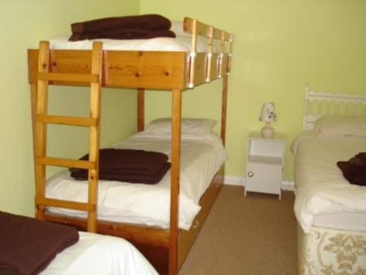 Dormitorio 2: 2 literas y 2 camas individuales.