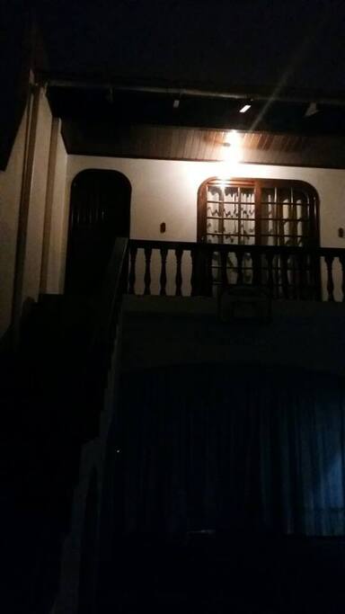 Frente do apartamento no segundo andar da residência.