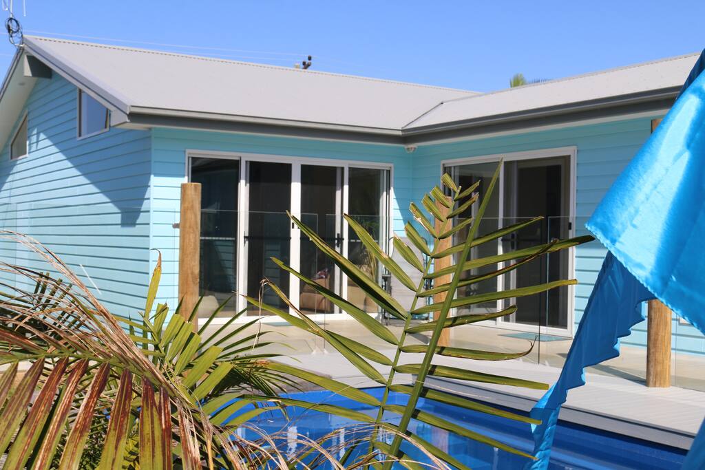 Large glass windows overlook the plunge pool and sunny deck - Seafarers Diamond Beach