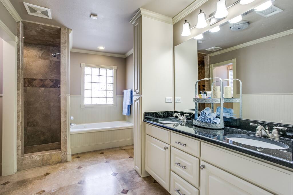 Master Bath w/Tub & Shower