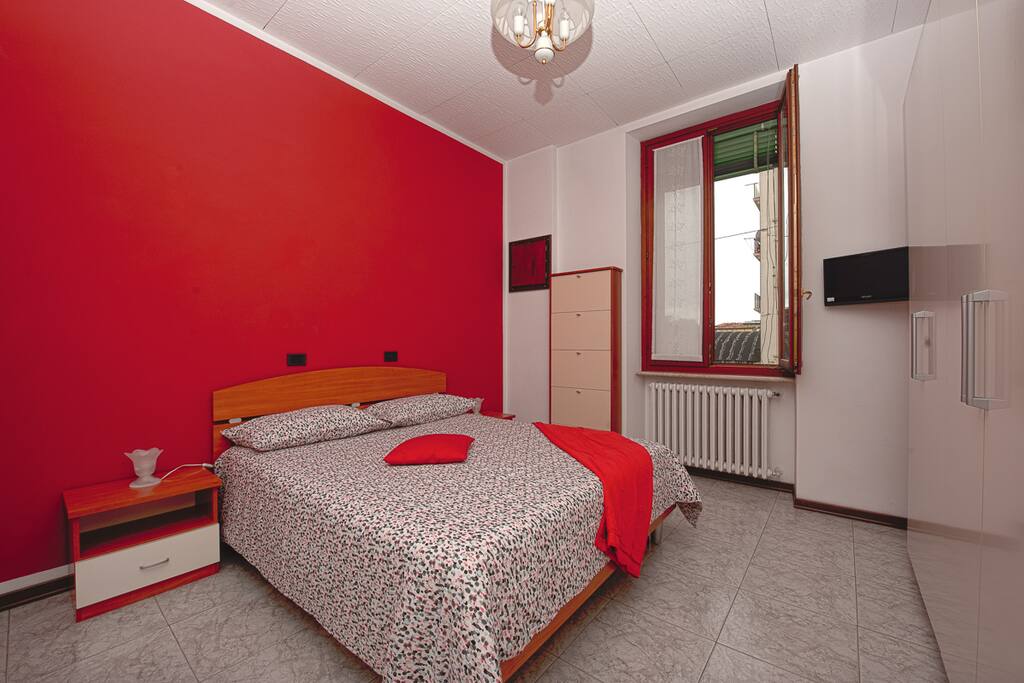 Camera da letto matrimoniale con tv e armadio a 6 ante
