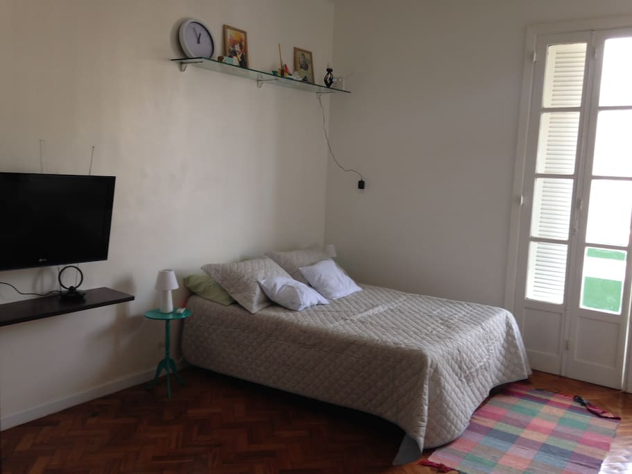 Cama de casal, TV , ar condicionado e Wi-Fi.