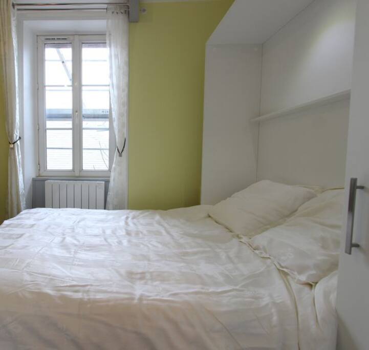 Le lit ouvert donne un coin chambre sur cour