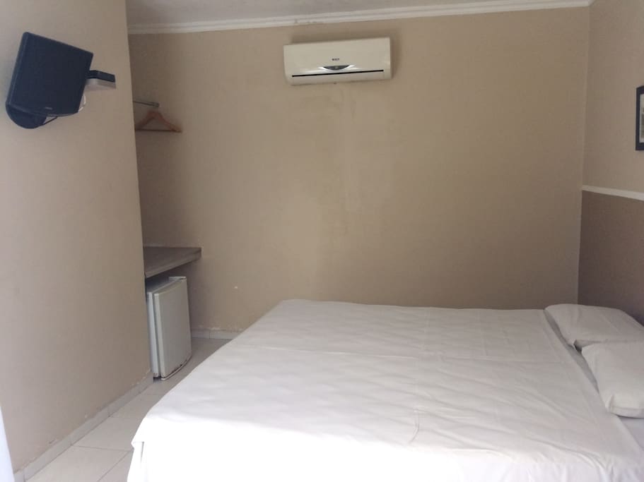 Quarto solteiro possui uma cama box casal, split, frigobar, tv com programação local, banheiro privativo e wi fi gratuito.