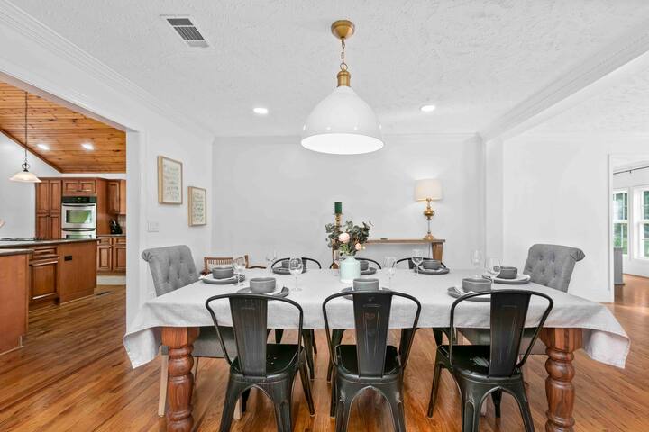 The Retreat House~Large groups, pets, hot tub gallery image 3