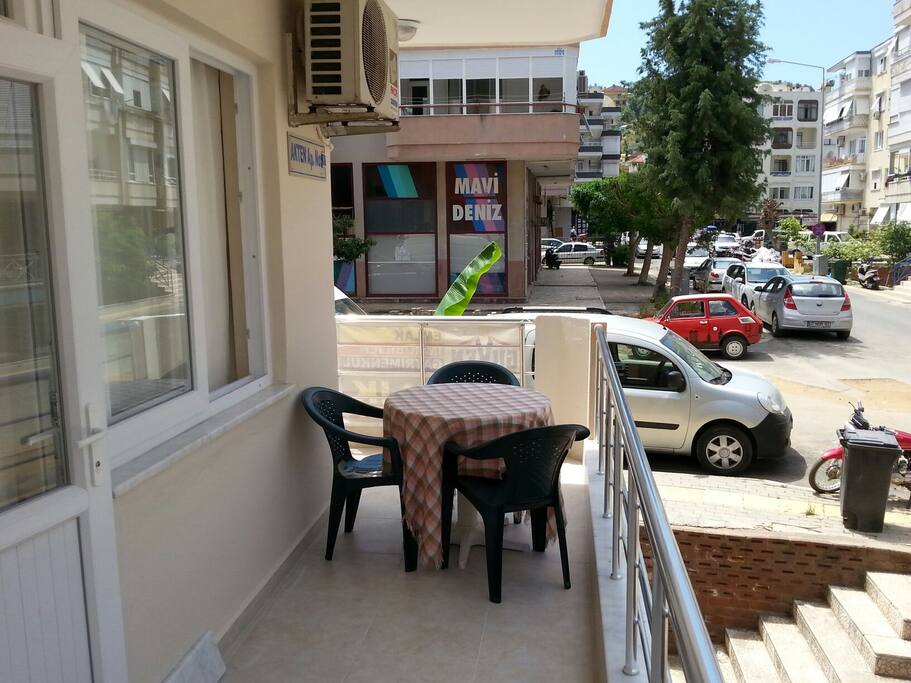 Dairemiz köşe dairedir.Bol güneş görür.Bahçemizde muz ağaçları ve çiçekler vardır.
