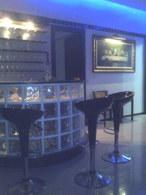 Bar em tijolos de vidro anexo a sala