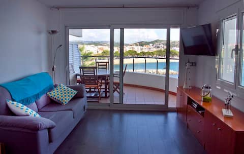 Popular Airbnb listing: Costa Brava-Sant Feliu. Sea front. in Sant Feliu De Guíxols