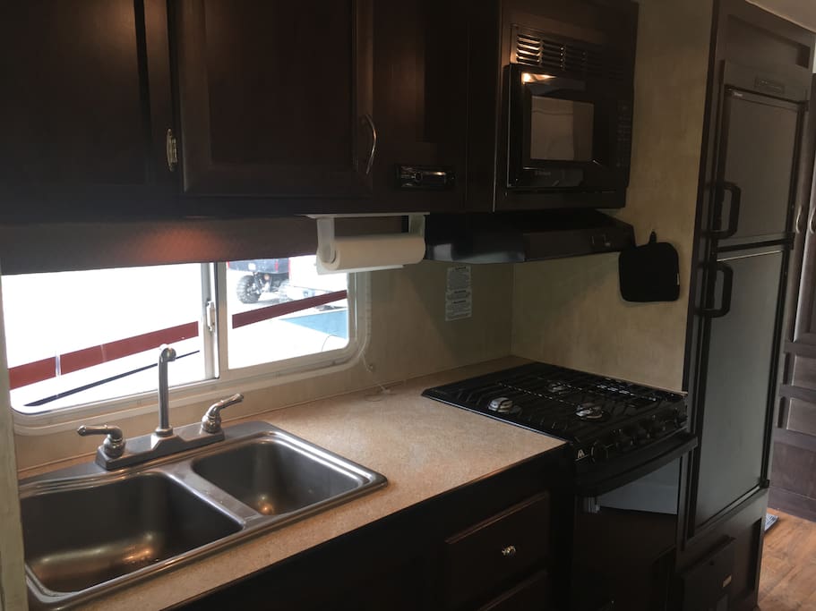 Kitchen: micro, stove, oven.