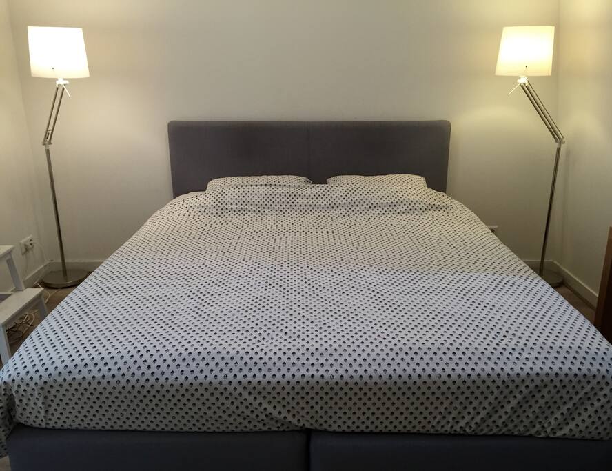 Compact double bedroom with a comfortable Auping box-spring bed.