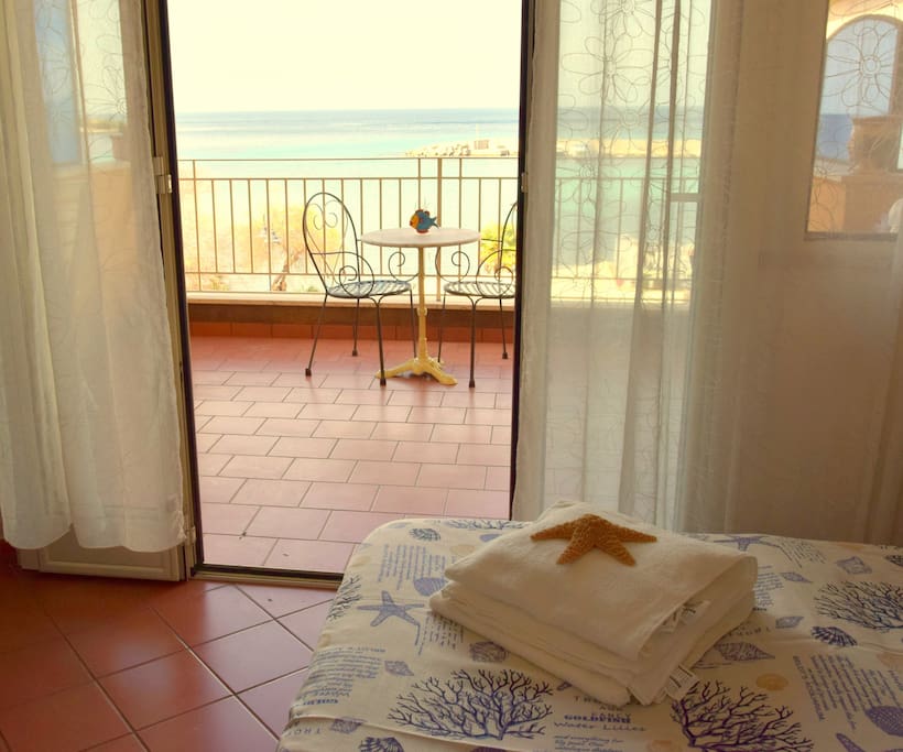 Terrazzo vista mare dalla camera da letto