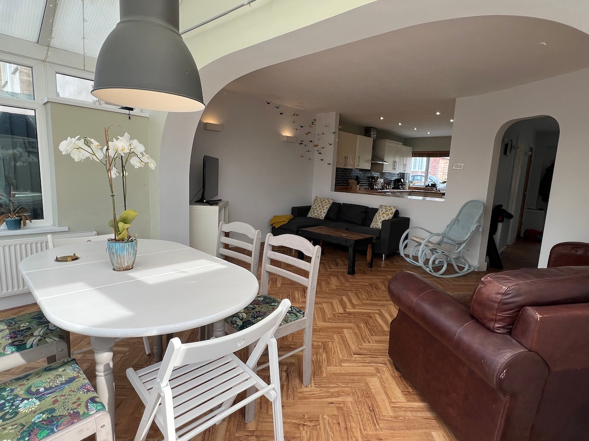 Top Airbnb: Nate’s house- modern 3 bed home in ideal location in Northam