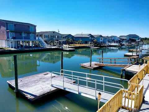 Dock Holliday Jr: apartment w/hot tub & tiki bar!