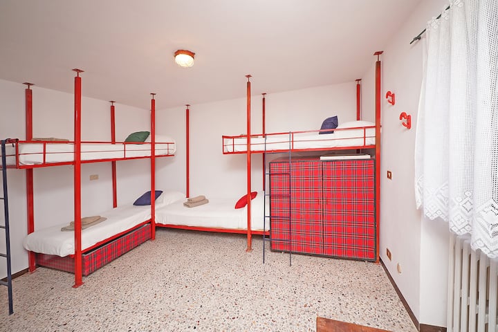 Chambre quadruple avec 4 lits simples - Quadruple Bedroom with 4 single beds