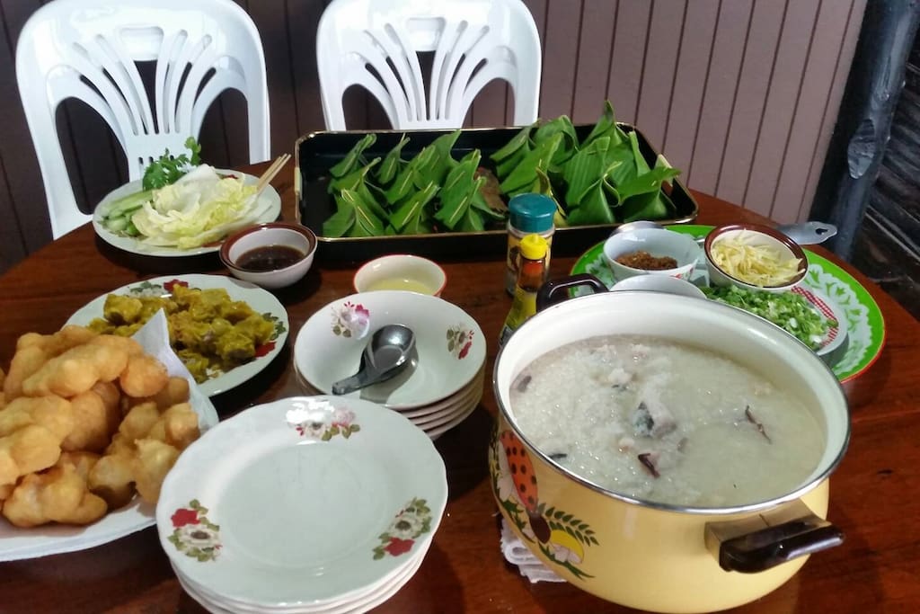 Local Breakfast at the Terrace - อาหารเช้าแบบท้องถิ่น ณ ระเบียงริมน้ำ