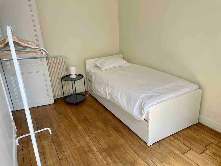 Chambre secondaire avec 2 lits simples 90x200 / Secondary Bedroom עם 2 מיטות יחיד (90x200 ס"מ / 35x79 אינץ')