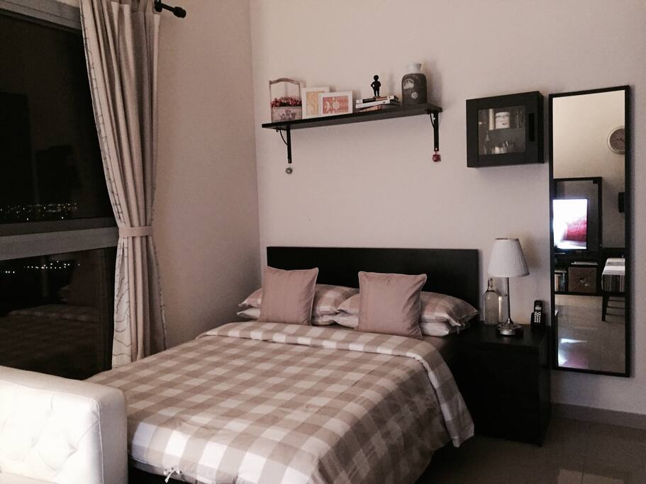 Queen Size Bed, Window, Mirror