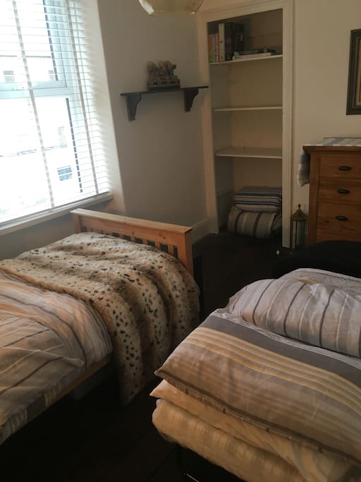 Beautiful room, single bed and fold out bed