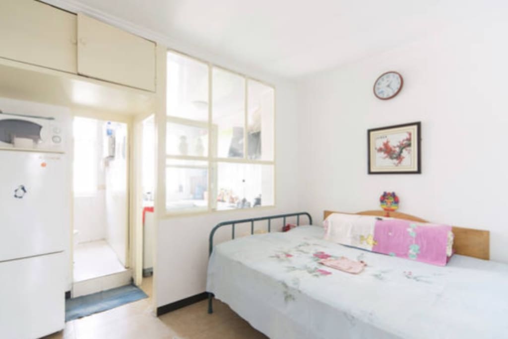living room with double queen sized bed and matress 起居室,有一张双人床和席梦思床垫